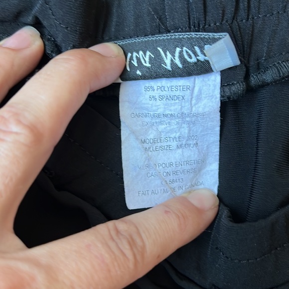 5/$25 Mia More Capri Pants - Picture 9 of 9